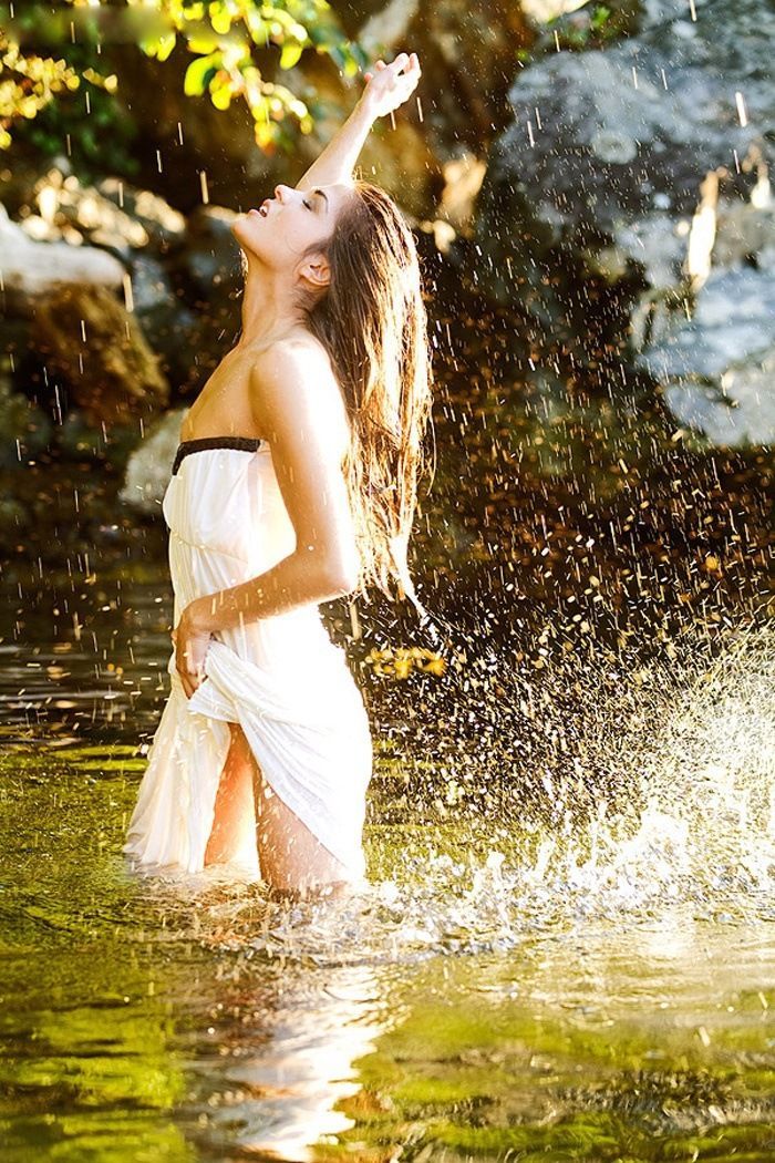 Marie Avgeropoulos in Huayan