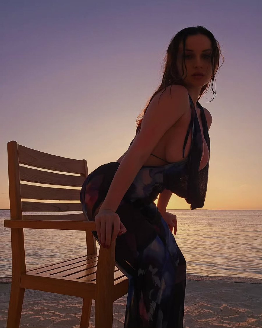 Sexy girl Miranda Faith nude in Huayan