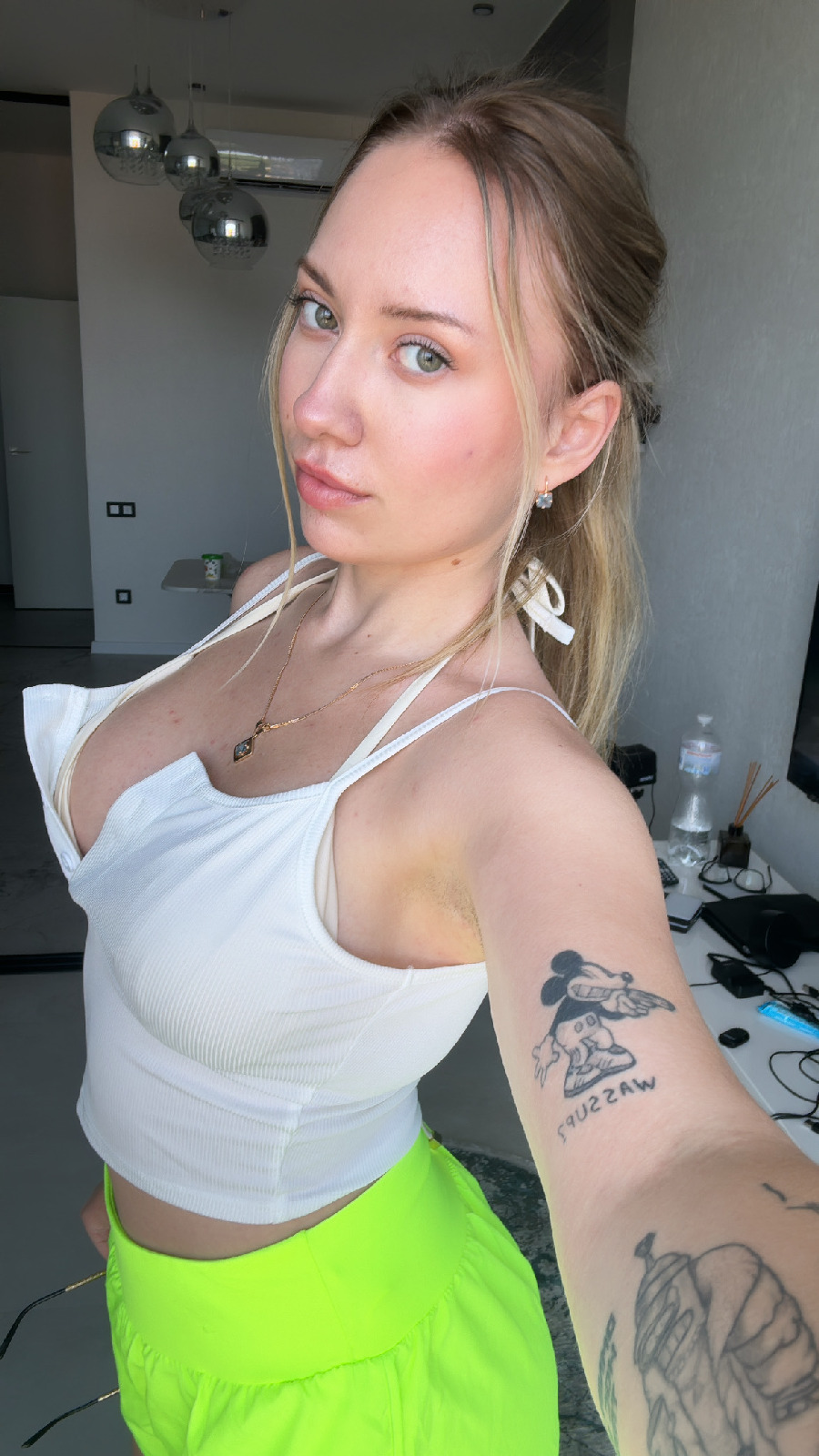 KateV in her underwear in Huayan