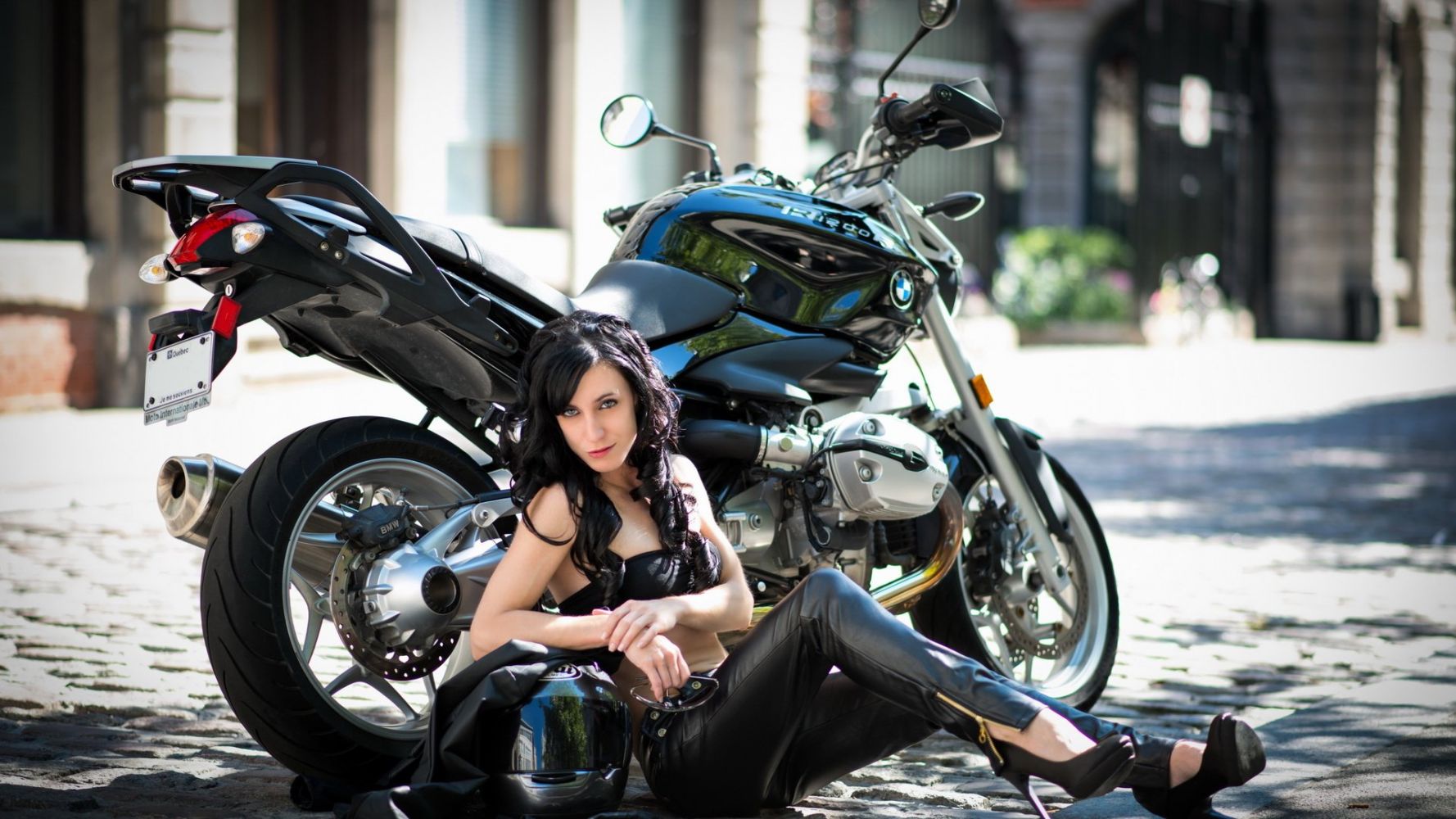 European women on bikes in Huayan