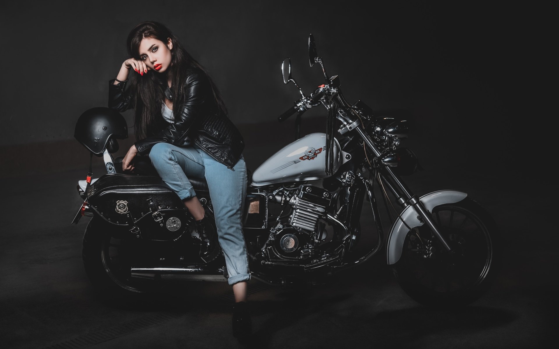 Biker girls: style and drive in Huayan