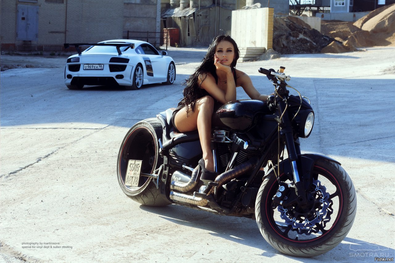 Sexy model Brunettes on a motorcycle in Huayan