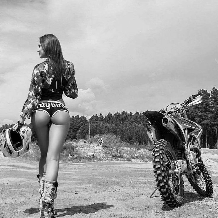 Beautiful girls and motorcycles in Huayan