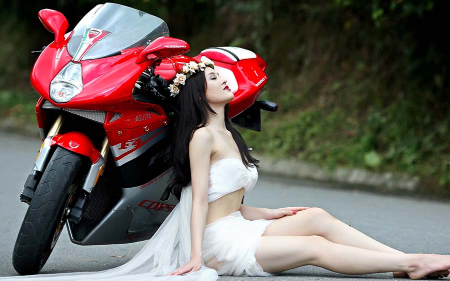 Beautiful girls and motorcycles in Huayan