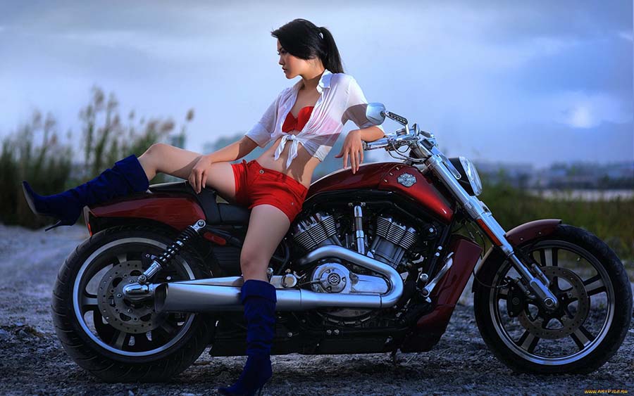 Beautiful girls and motorcycles in Huayan