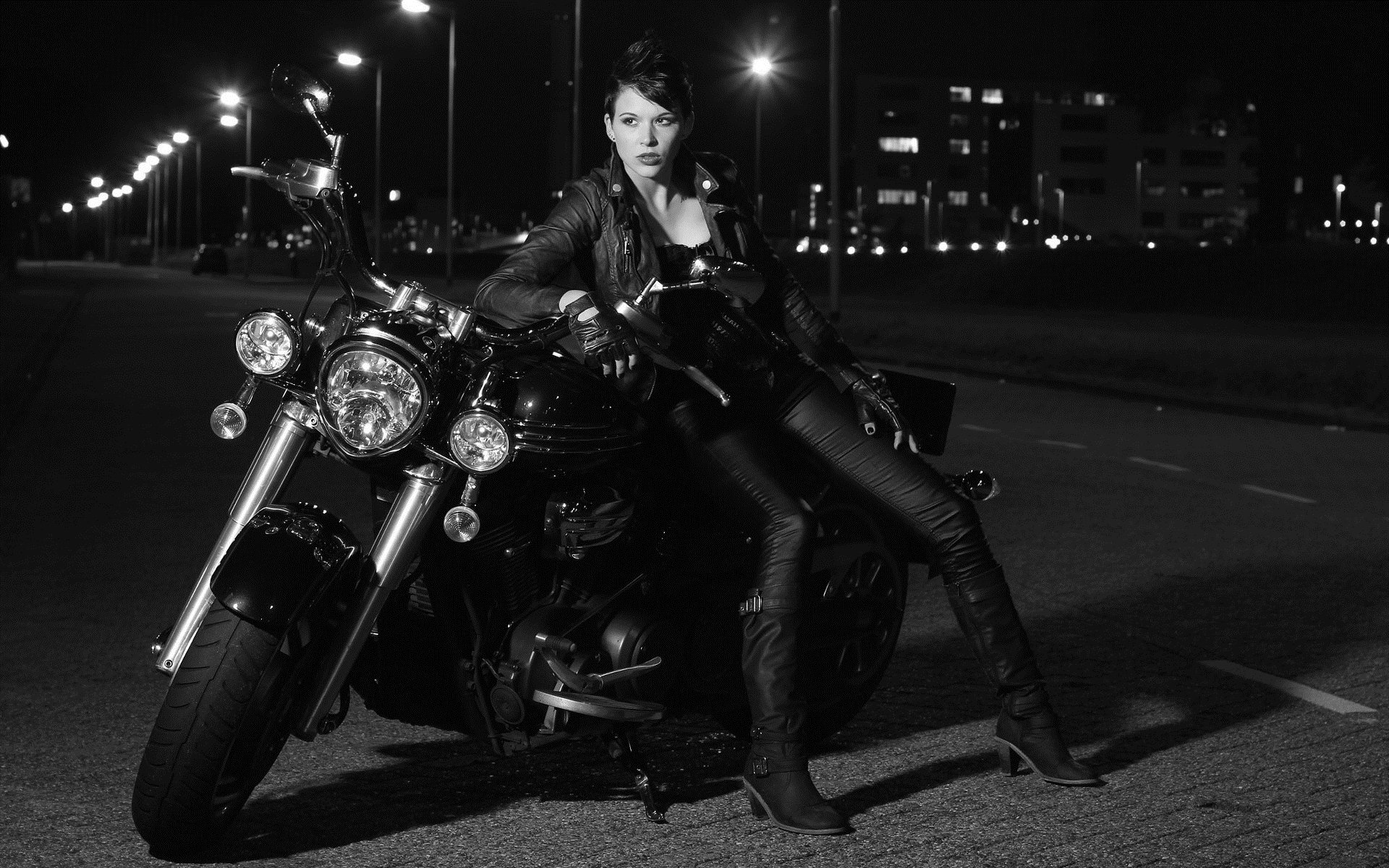Photo Beautiful girls and motorcycles in Huayan