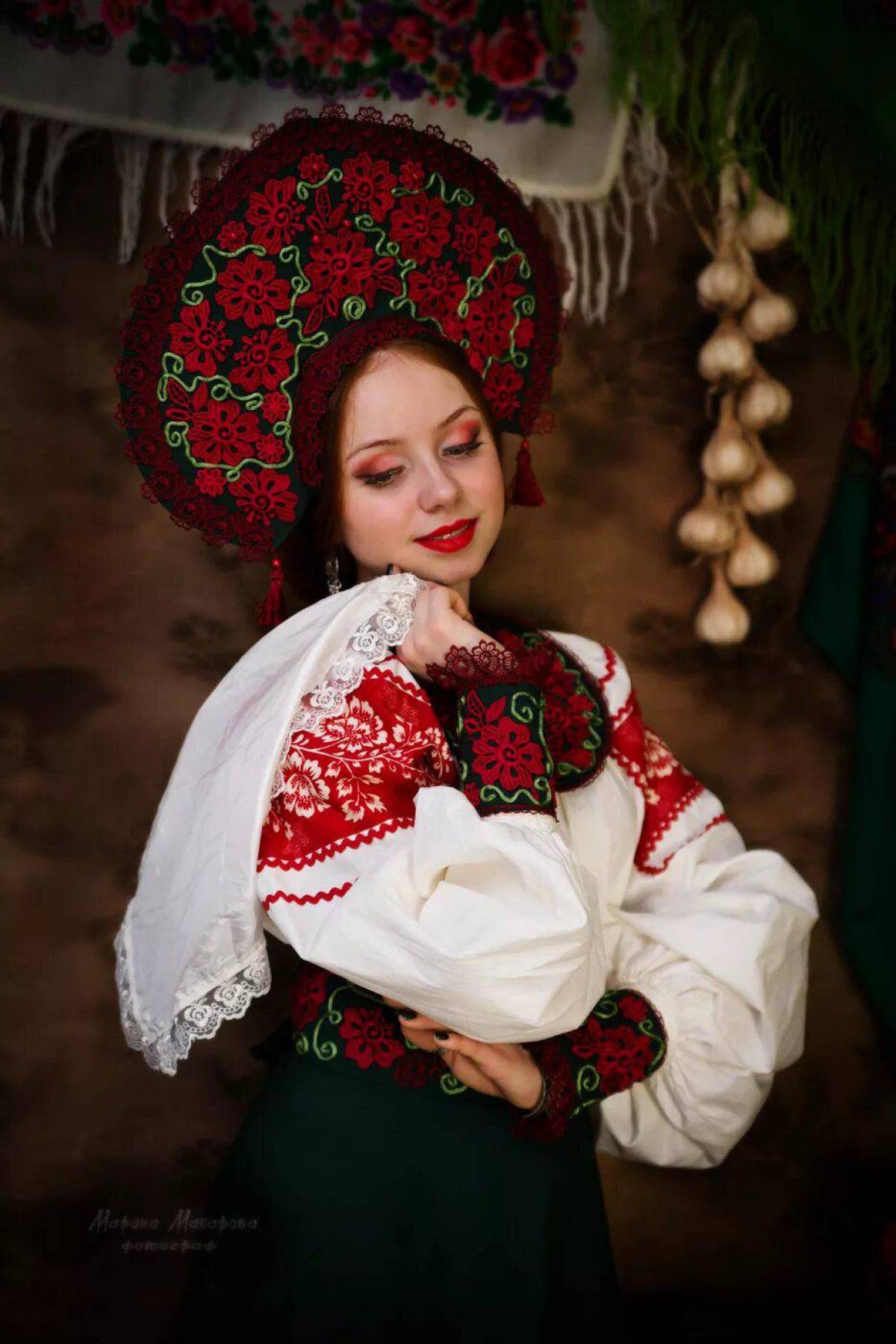 Women in Slavic costumes underwear in Huayan