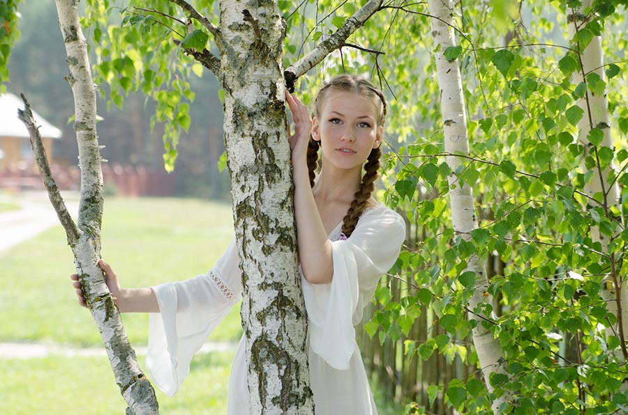 Women in Slavic costumes in Huayan