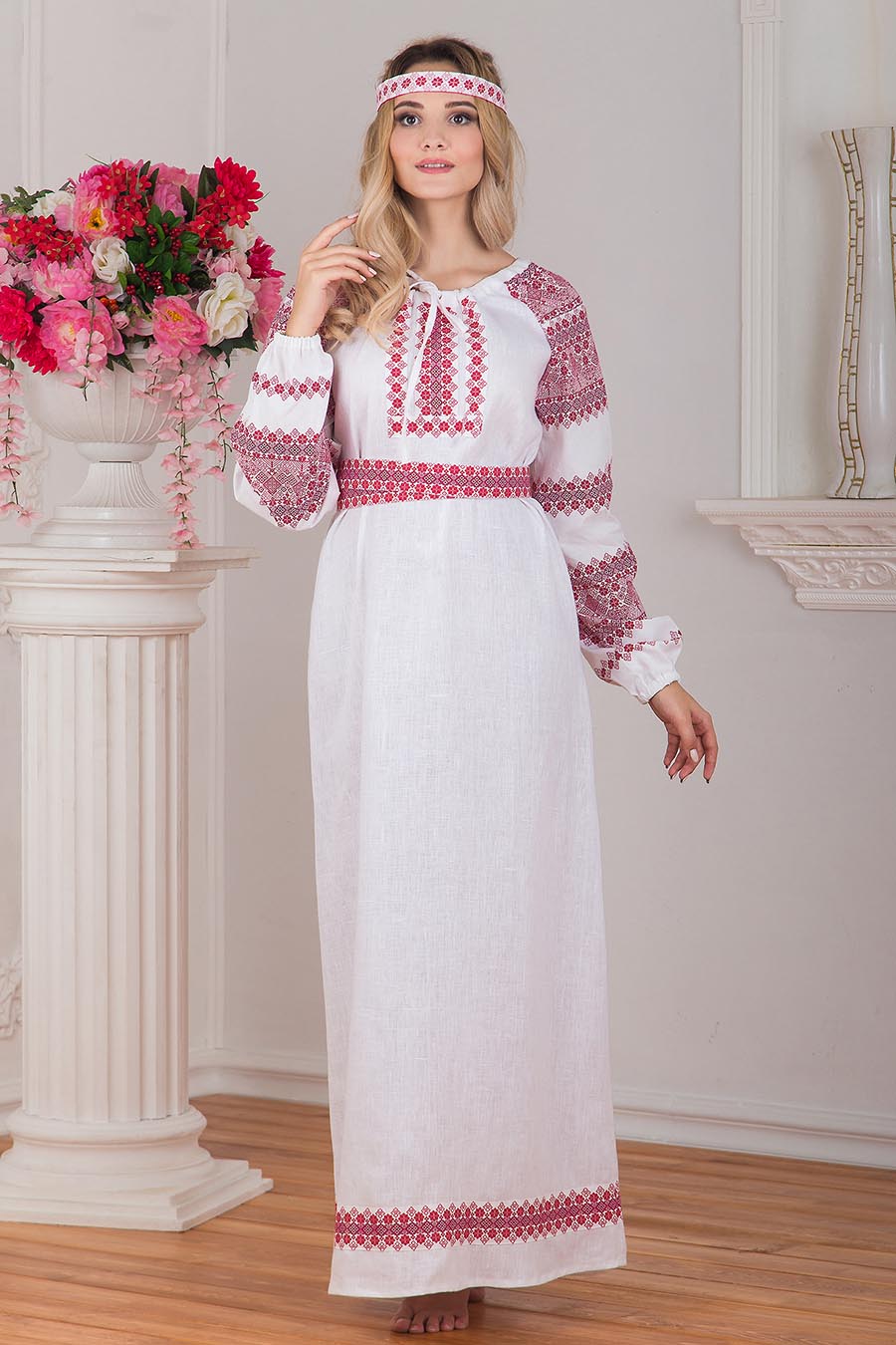 Women in Slavic costumes in Huayan