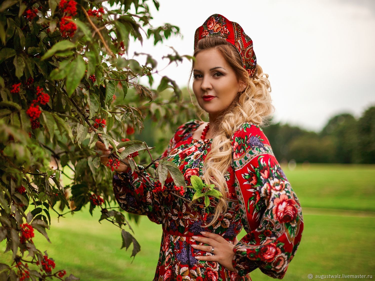 Women in Slavic costumes in Huayan