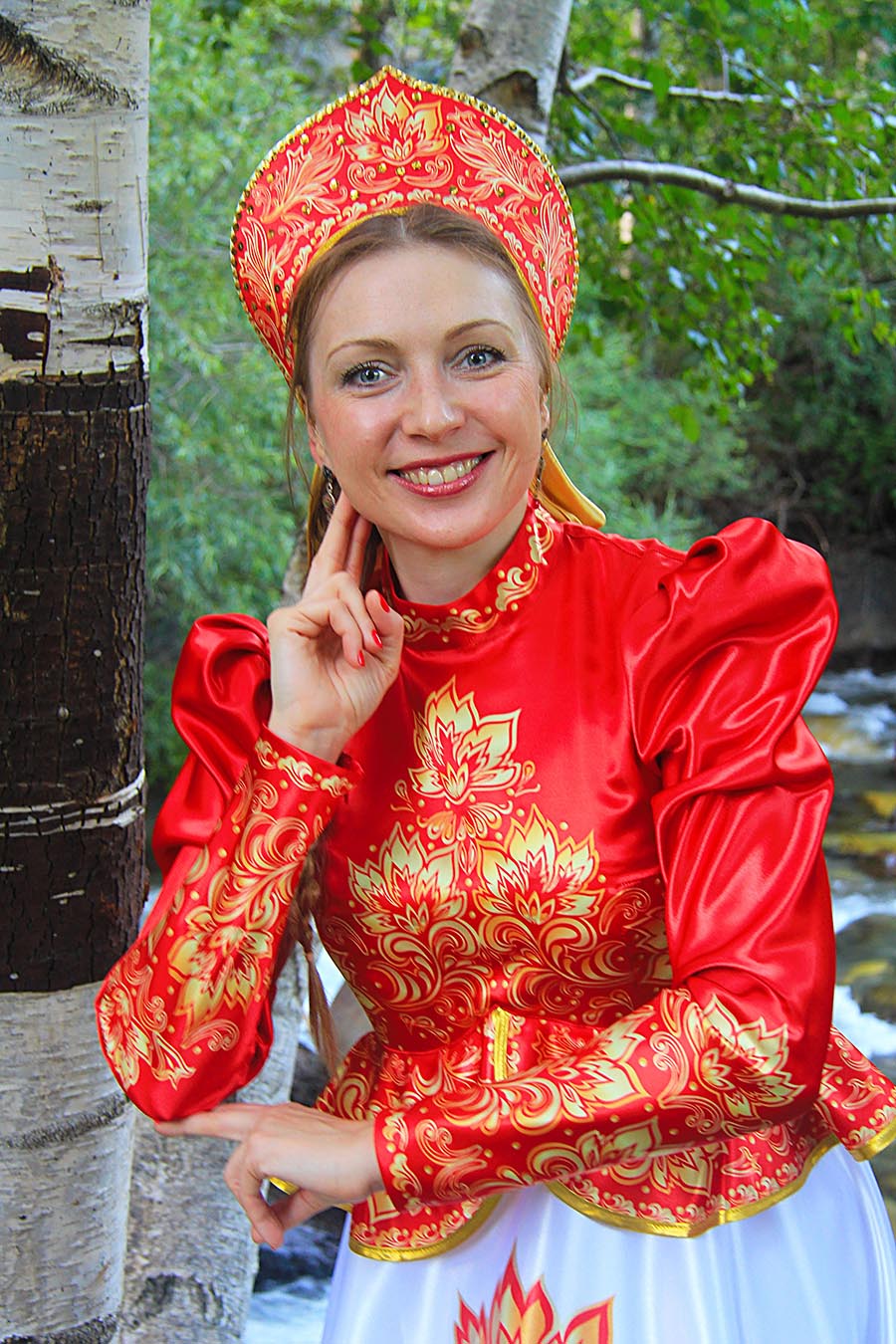 Women in Slavic costumes in Huayan