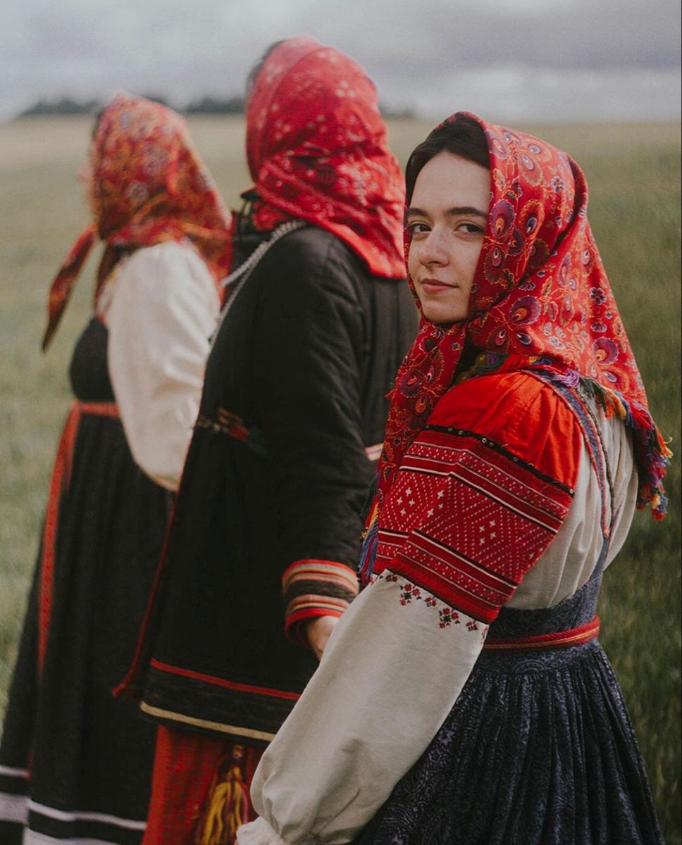 Women in Slavic costumes in Huayan