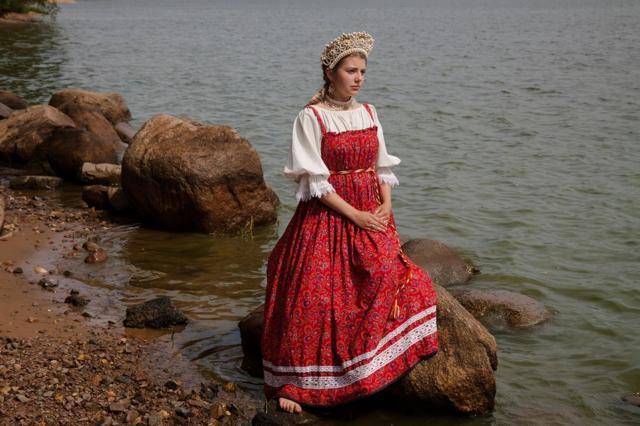 Women in Slavic costumes in Huayan