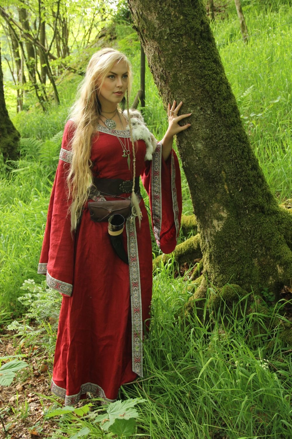 Women in Slavic costumes in Huayan