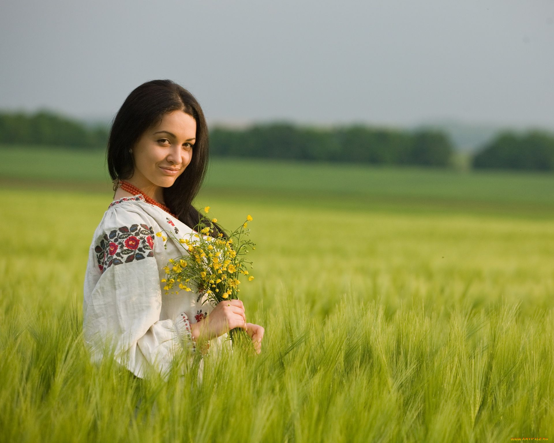 Women in Slavic costumes in Huayan