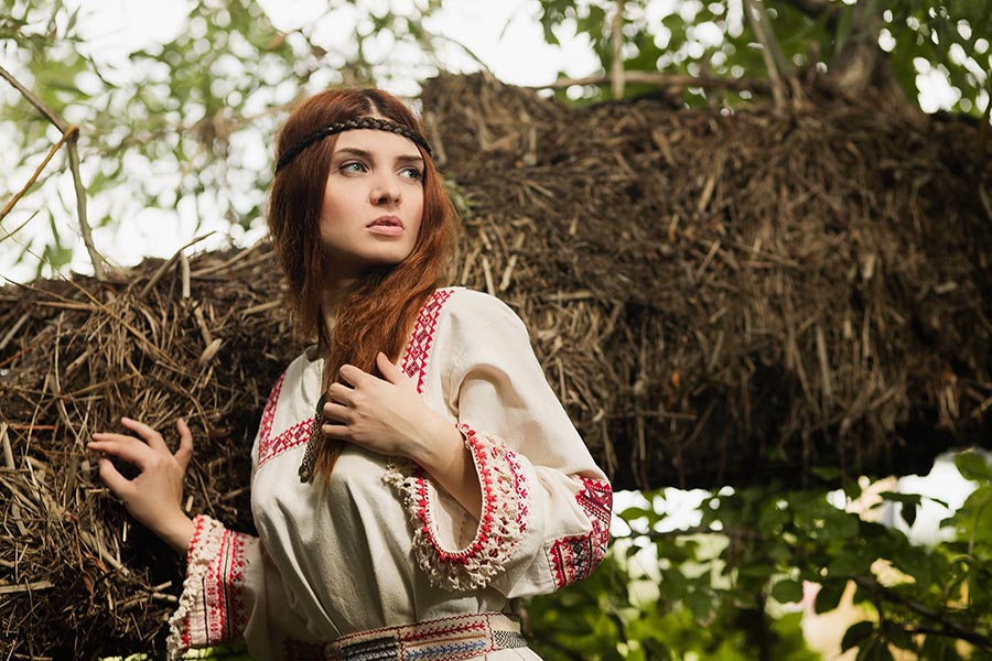 Women in Slavic costumes in Huayan