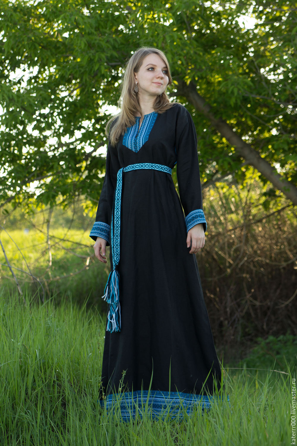 Women in Slavic costumes in Huayan