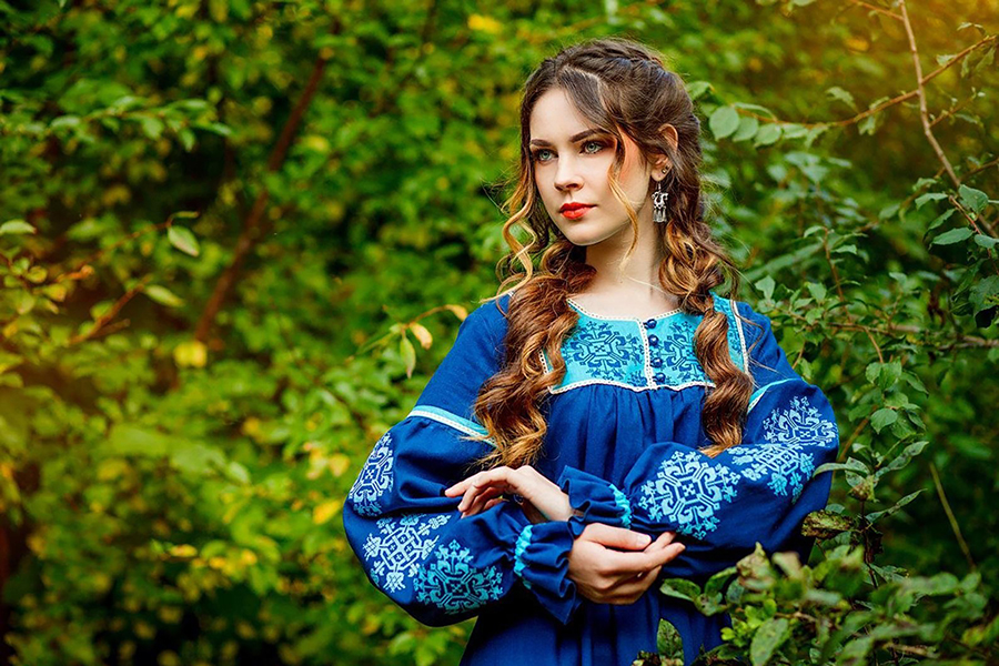 Sexy photo Women in Slavic costumes in Huayan