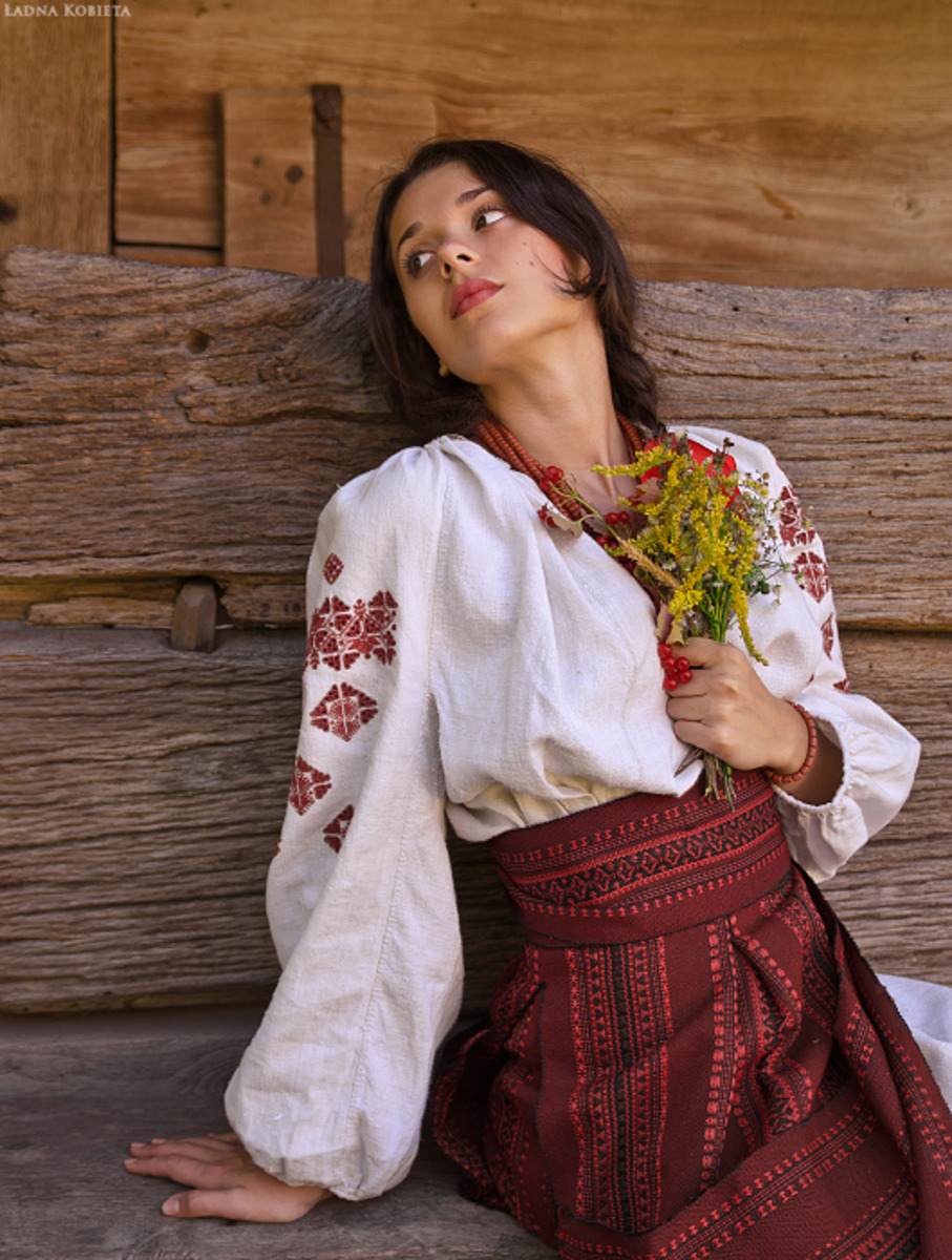 Girls in Slavic costumes in Huayan