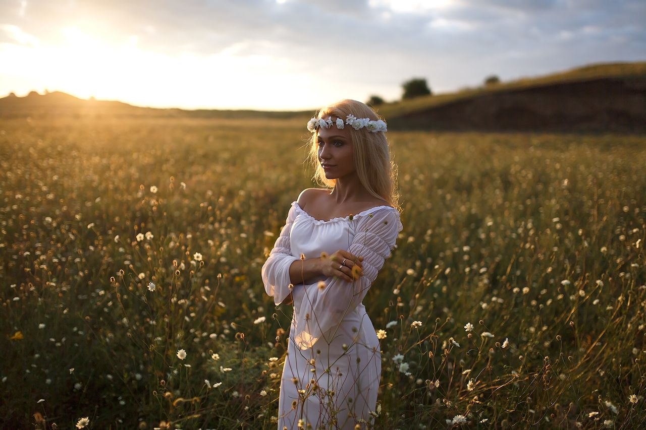 Girls in Slavic costumes in Huayan