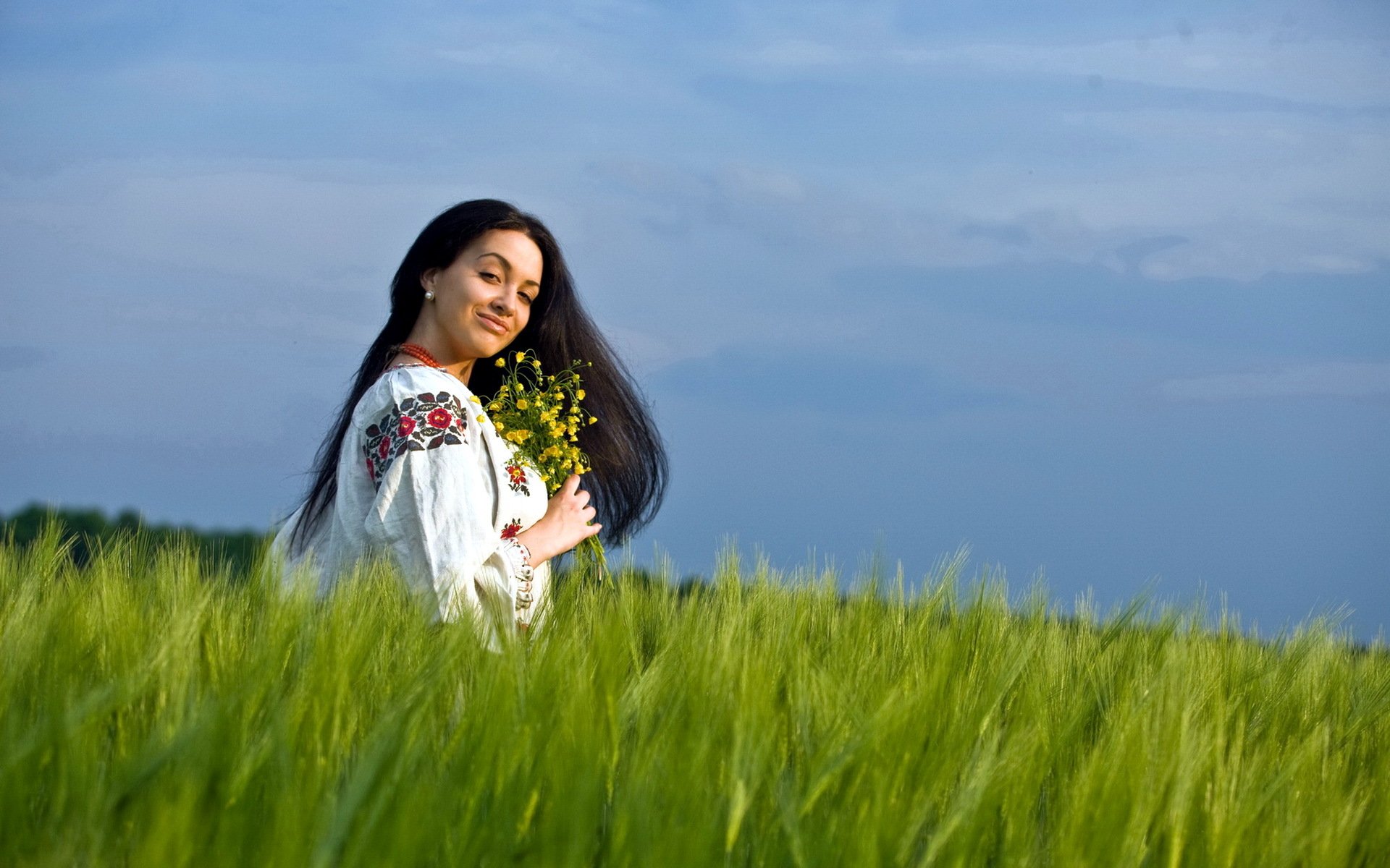 Girls in Slavic costumes in Huayan
