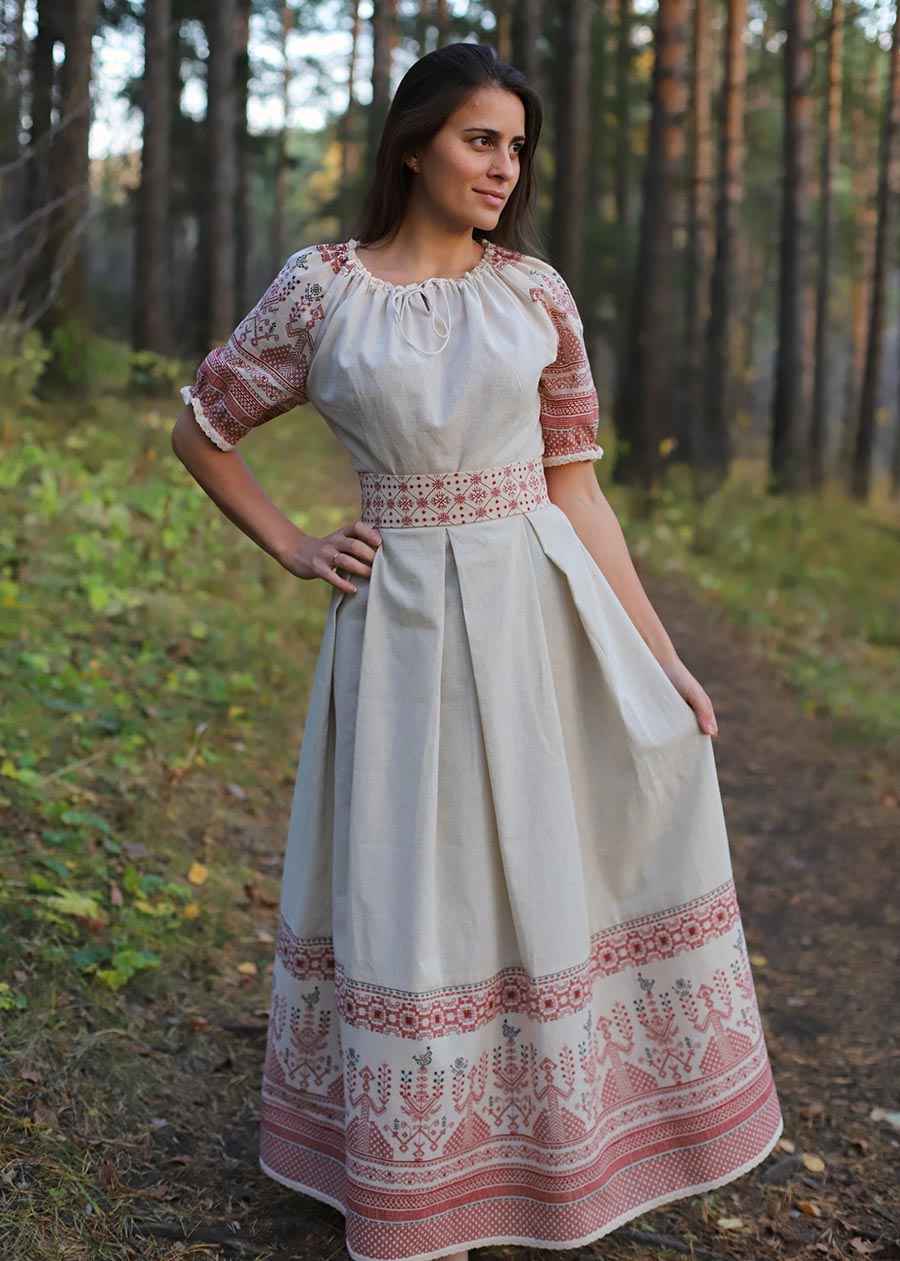 Girls in Slavic costumes in Huayan