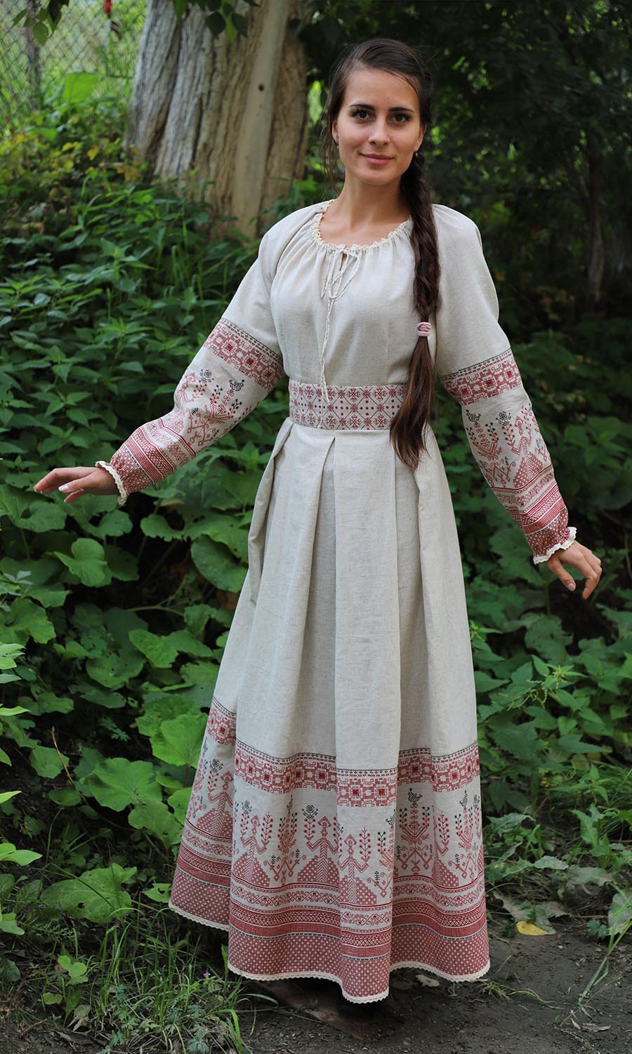 Girls in Slavic costumes in Huayan