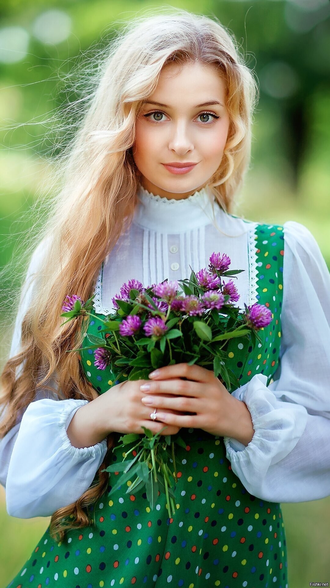 Girls in Slavic costumes in Huayan