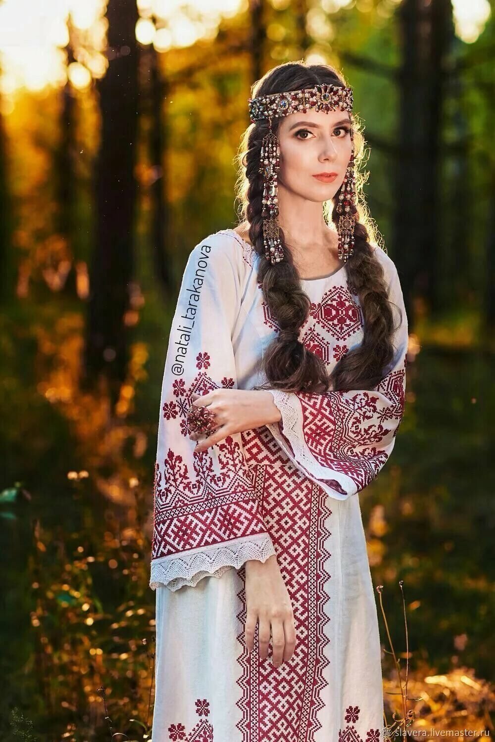 Girls in Slavic costumes in Huayan
