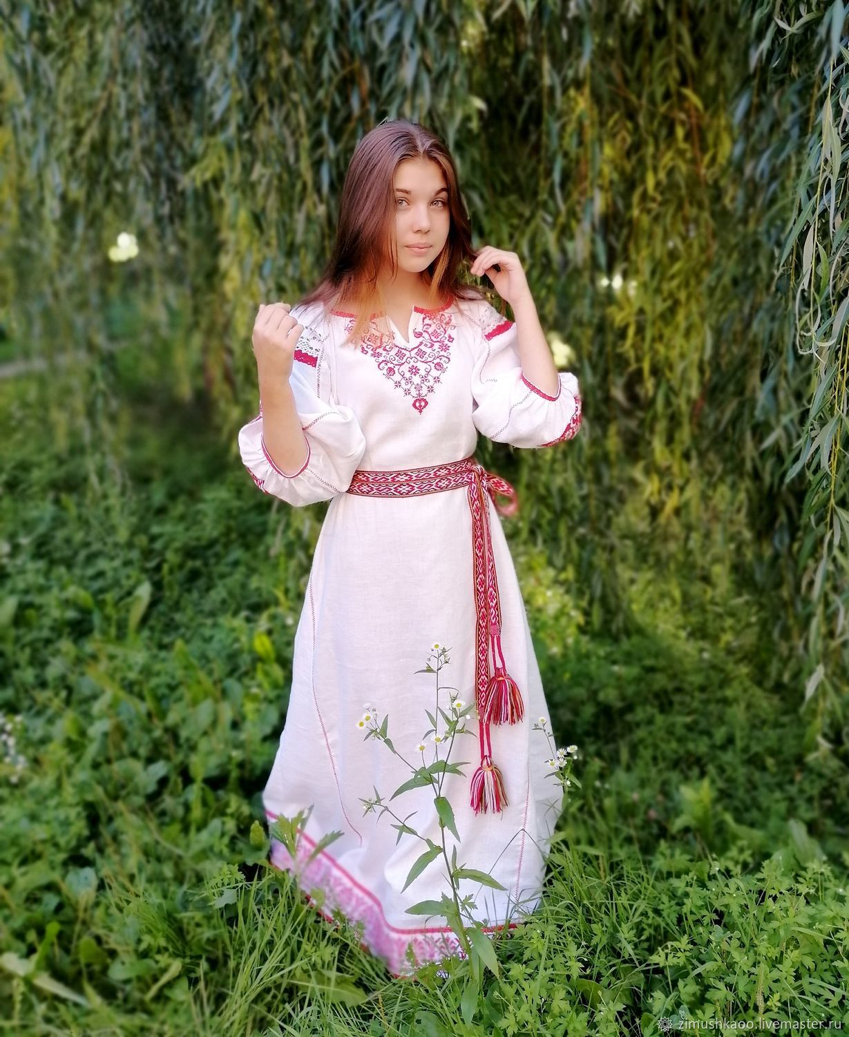 Girl Girls in Slavic costumes in Huayan