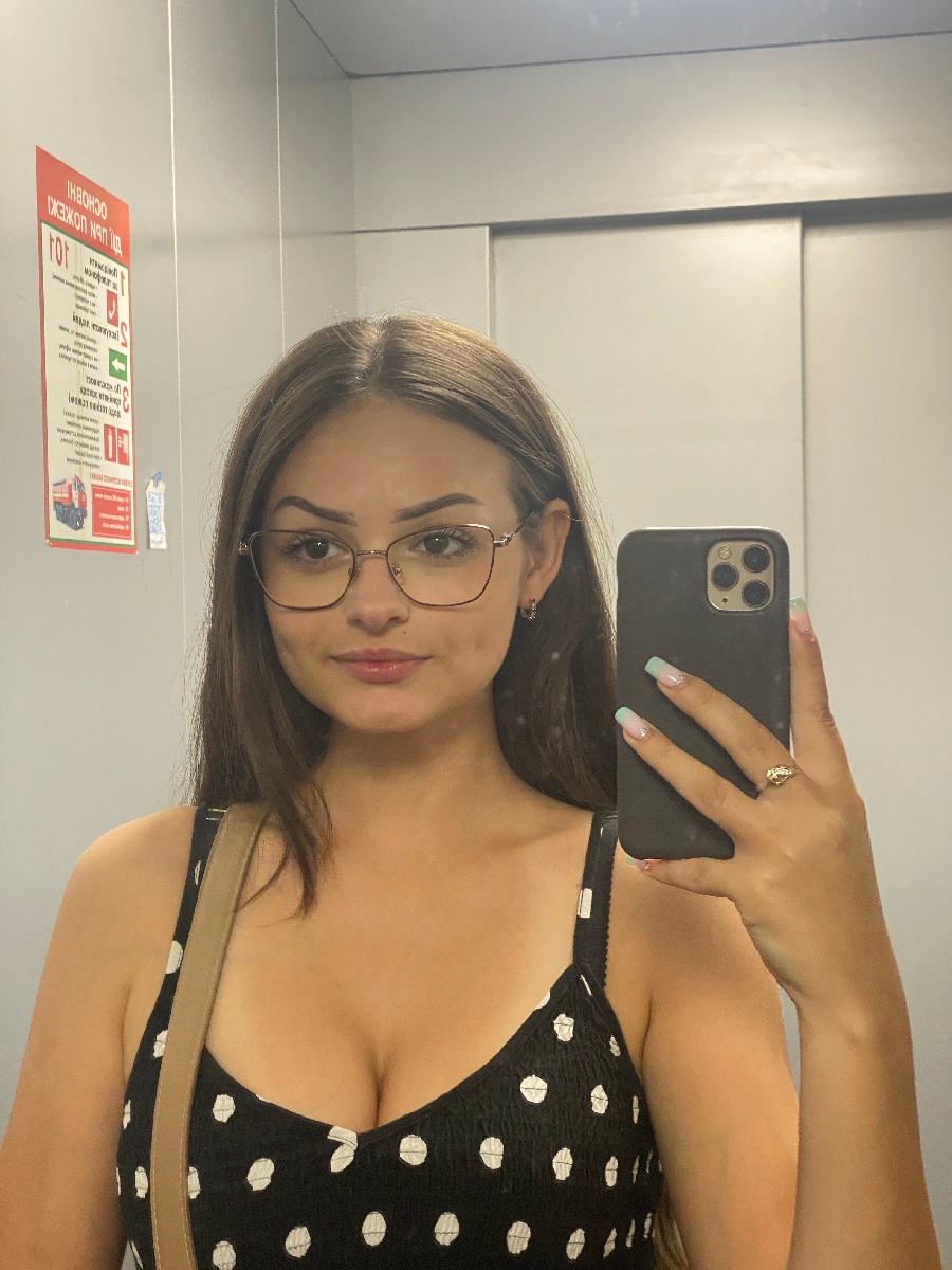 Sexy model Stacy in Huayan