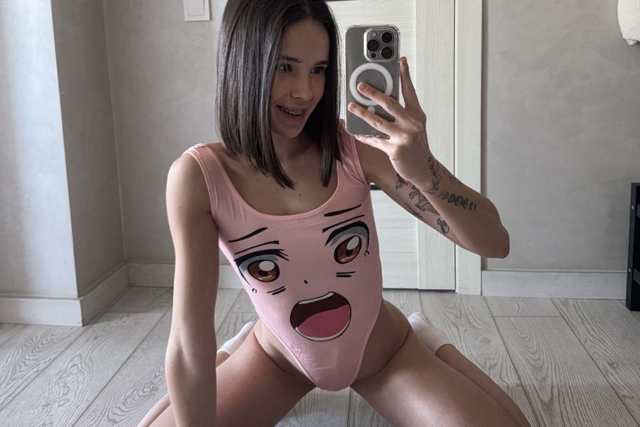 Model Tina in Huayan